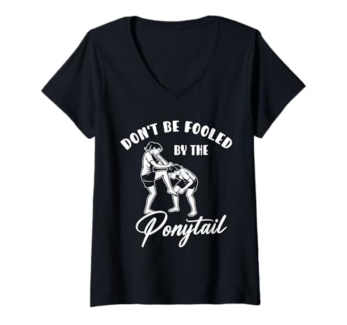 Damen Dont Be Fooled by The Ponytail Krav MAGA Martial Arts T-Shirt mit V-Ausschnitt Damen Dont Be Fooled by The Ponytail Krav MAGA Martial Arts T-Shirt mit V-Ausschnitt von Lustiges Kampfkunst Design Idee
