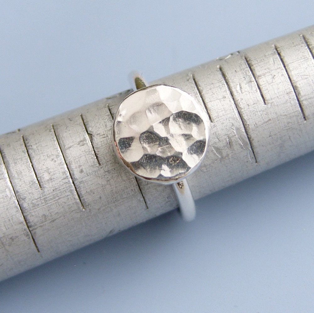Gehämmert Kreis Ring Sterling Silber von LuttrellStudio