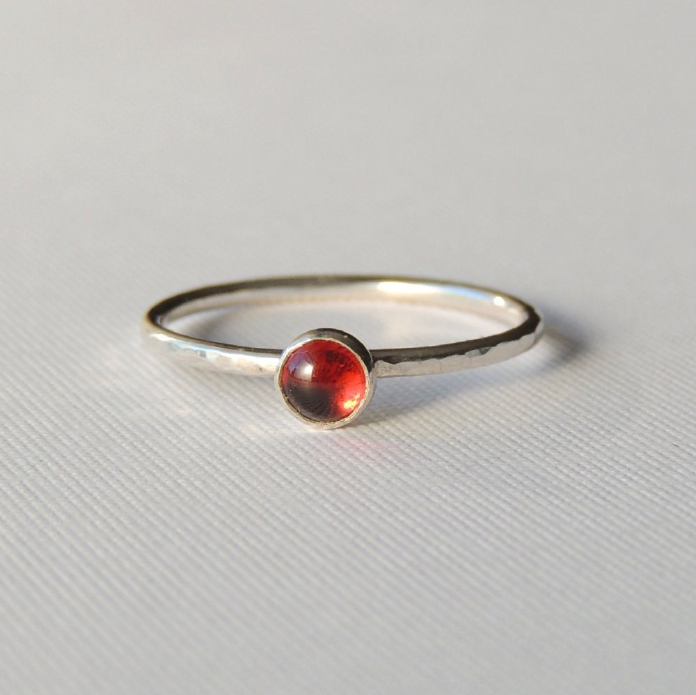 Granat Ring Sterling Silber Stapelring von LuttrellStudio