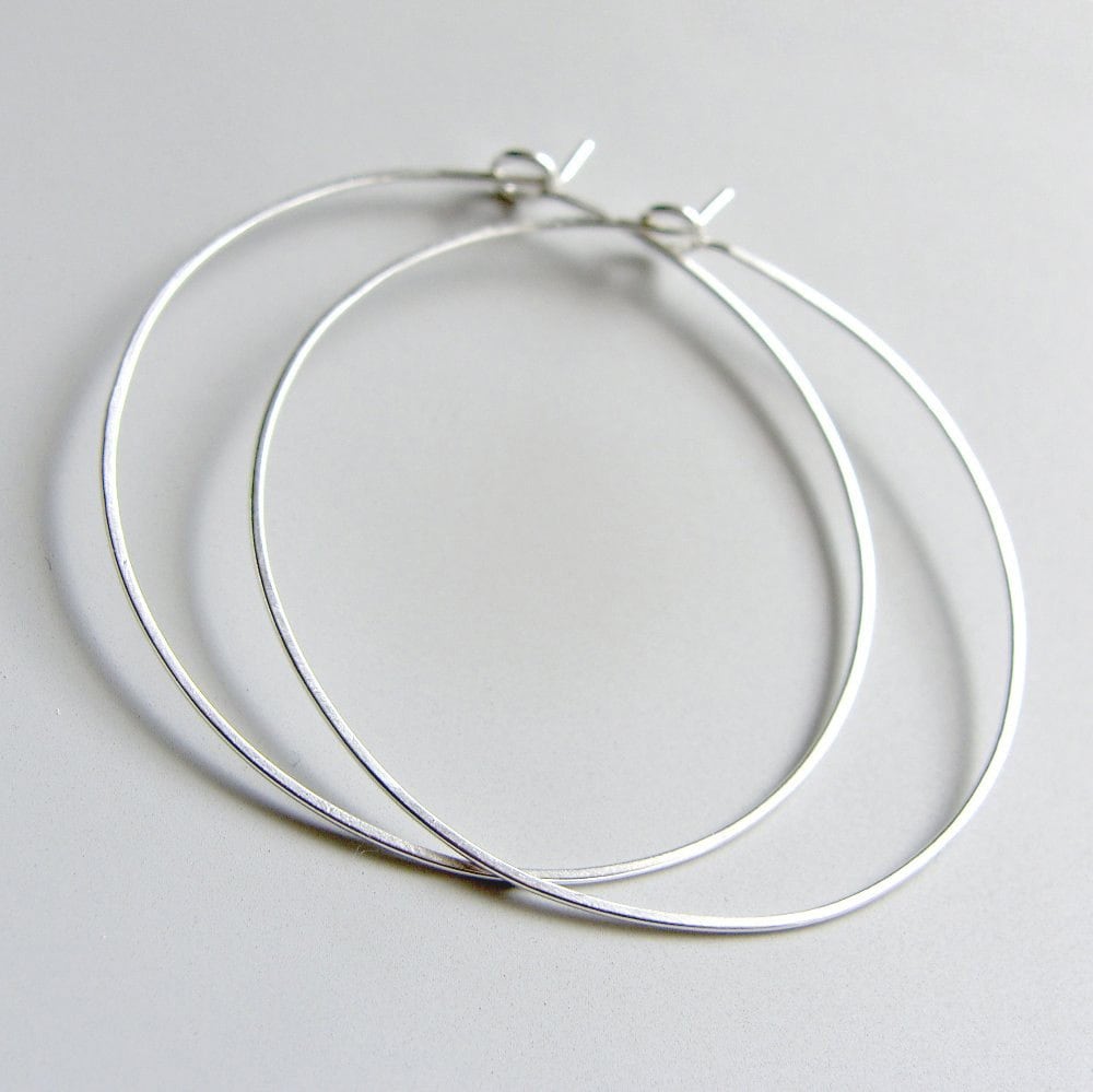 Große Gehämmerte Flache Creolen Sterling Silber Verschiedene Größen von LuttrellStudio