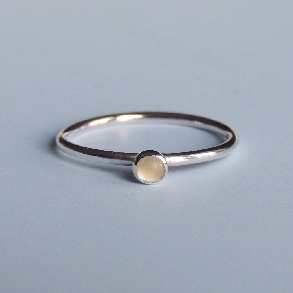 Mondstein Ring Sterling Silber Stapelring Weißen Stein von LuttrellStudio