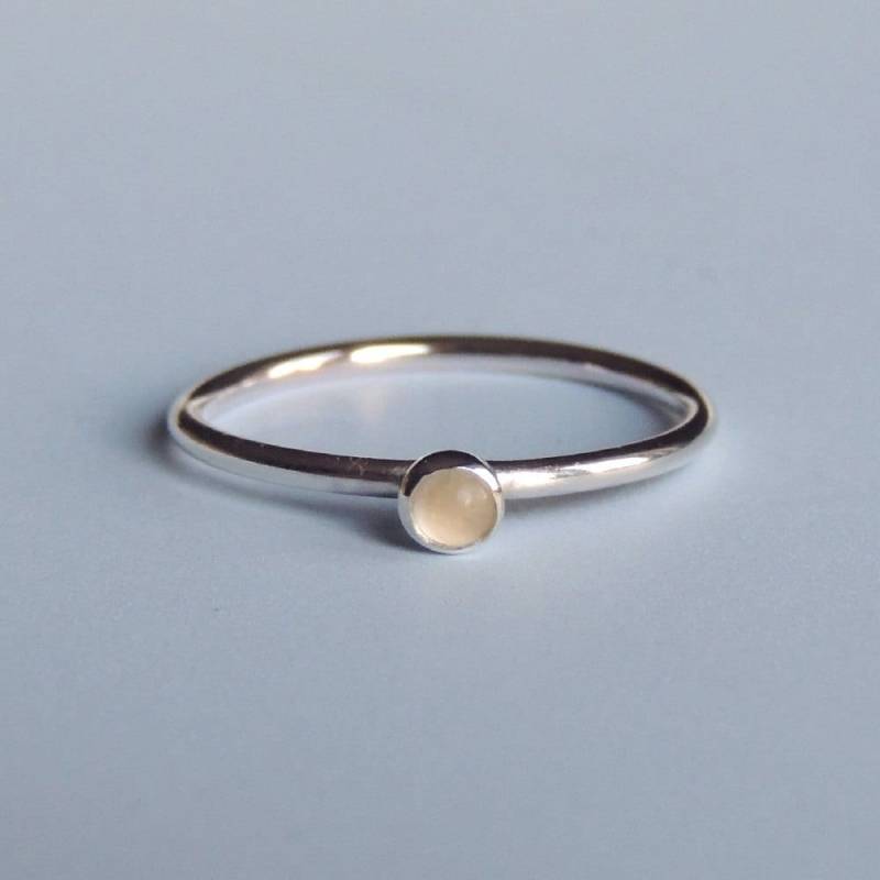 Mondstein Ring Sterling Silber Stapelring Weißen Stein von LuttrellStudio