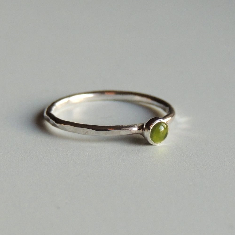 Peridot Ring Sterling Silber Grün Stapelring von LuttrellStudio