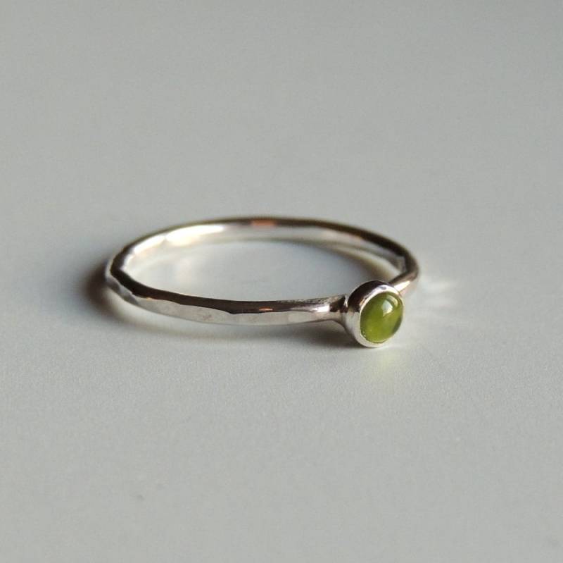 Peridot Ring Sterling Silber Grün Stapelring Peridot Ring Sterling Silber Grün Stapelring von LuttrellStudio