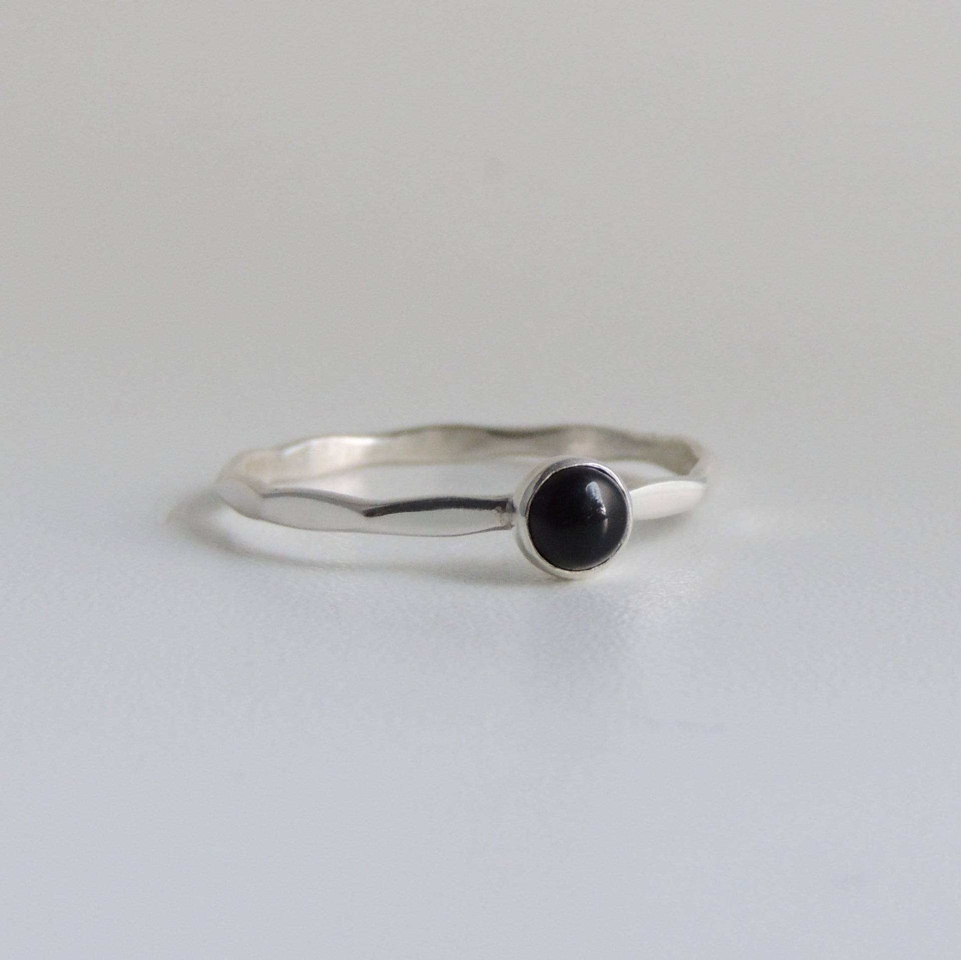 Schwarzer Onyx Ring Sterling Silber Stapelring 4 Mm Stein von LuttrellStudio