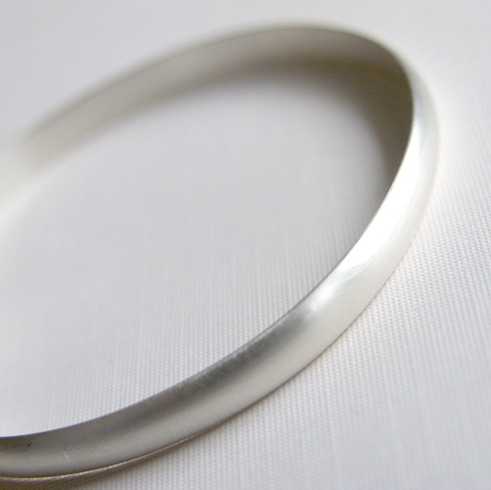 Schwerer Armreif Aus Sterlingsilber Mit Gebürstetem Finish von LuttrellStudio