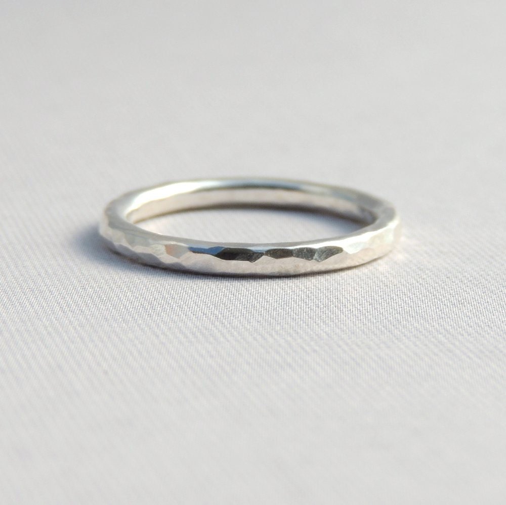 Sterling Silber Gehämmert Band Einfache Stapelbar Ring von LuttrellStudio