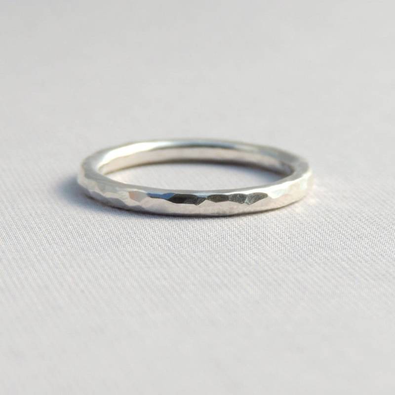 Sterling Silber Gehämmert Band Einfache Stapelbar Ring Sterling Silber Gehämmert Band Einfache Stapelbar Ring von LuttrellStudio