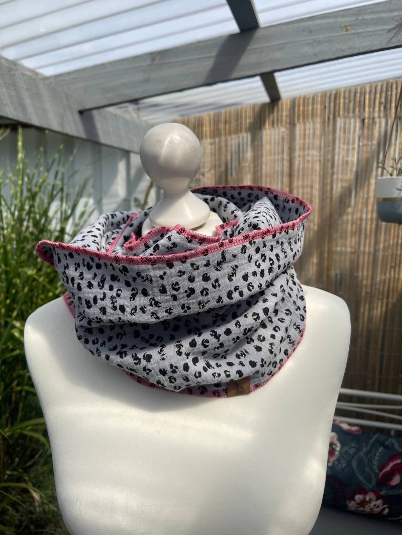 Musselinloop Leo Loop Verschiedene Muster Leo Musselin Animal Print Neonnaht Colorblocking von LutzundLisbeth