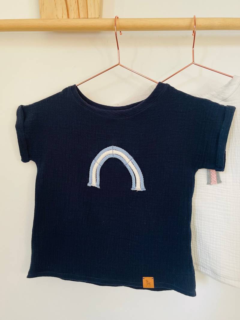 Musselinshirt, "Blue Rainbow" Mit Regenbogen-Applikation, Kurz - Oder Langarmshirt Aus Musselin Für Babys Und Kinder, in Doppelgrößen 50-164 von LutzundLisbeth