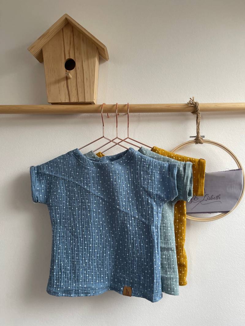 Shirt Aus Musselin Thilda Dots Kindershirt in Gr. 50-164 Und Vielen Farben Mit Sternen Oder Weißen Punkten von LutzundLisbeth