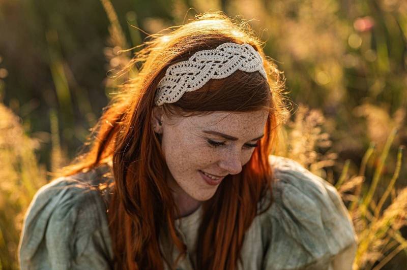 Wide Crocheted Boho Hair Band Made Of Fine Macrame Yarn von LuuPING