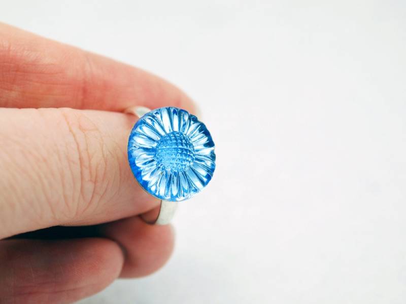Blue Daisy Ring in Silber - Vintage Glas Ring, Verstellbarer Limited Edition von LuvCherie