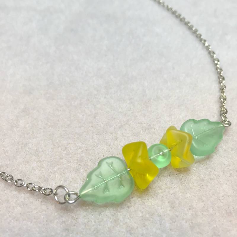 Frühling Blumen Halskette in Gelb, Grün Und Silber von LuvCherie