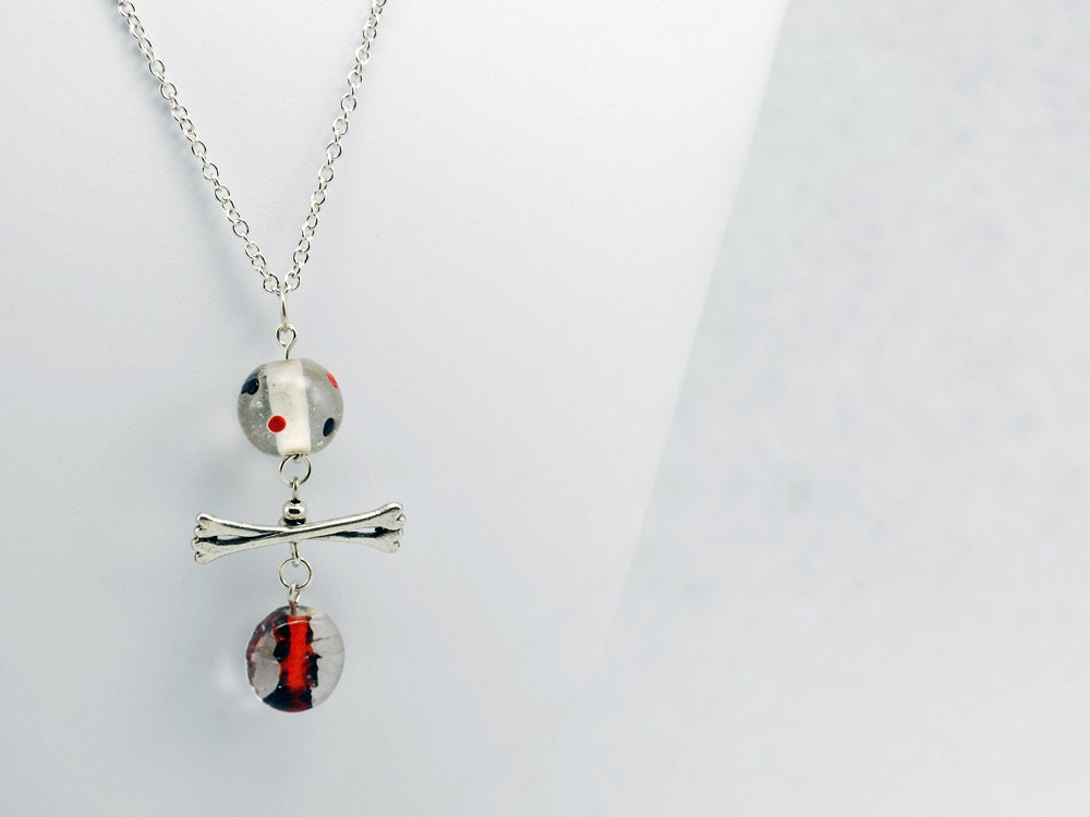 Orange Schwarz Knochen Perlen Halskette in Silber - Abstrakte Halloween Schmuck, Oktober One Of A Kind Orange Schwarz Knochen Perlen Halskette in Silber - Abstrakte Halloween Schmuck, Oktober One Of A Kind von LuvCherie