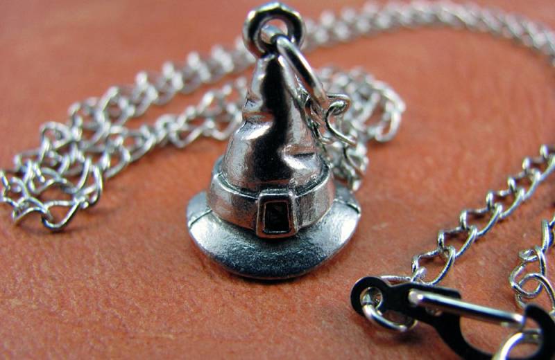 Silber Hexenhut Halskette - Hexen Halskette, Zauberer Für Kostüm & Cosplay von LuvCherie