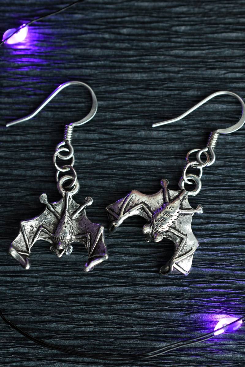 Silberne Fledermausohrringe - Hängende Fledermaus, Vampirfledermaus, Fruchtfledermaus, Tierschmuck. Silber Vampir Ohrringe. Gothic, Goth Ohrring von LuvCherie