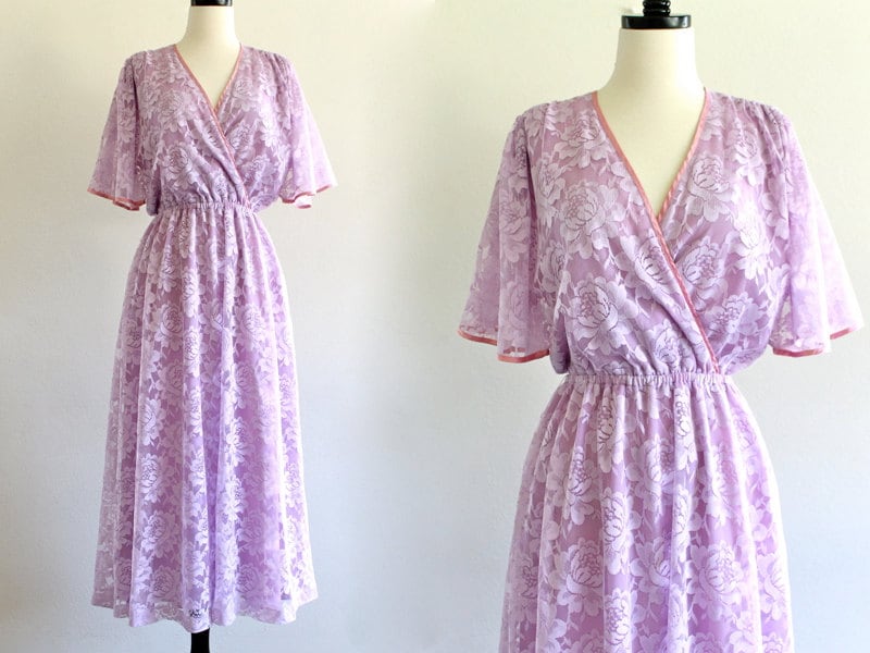 70Er Jahre Halston Iii Lila Spitzen Overlay Brautjungfer Hochzeit Braut Engel Maxi Kleid Flattern. Xs. Sm. D034 No.328.5.29.13 70Er Jahre Halston Iii Lila Spitzen Overlay Brautjungfer Hochzeit Braut Engel Maxi Kleid Flattern. Xs. Sm. D034 No.328.5.29.13 von LuvStonedVintage