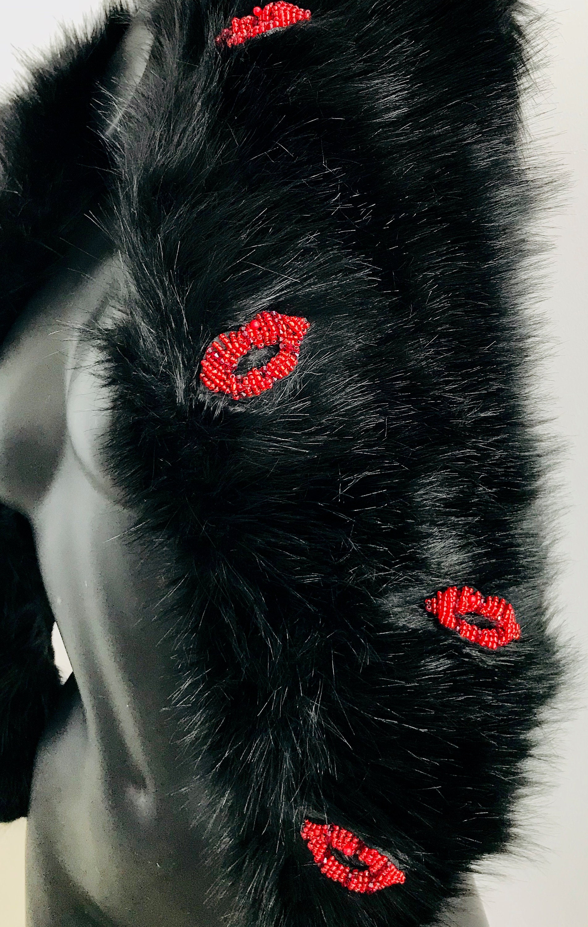 Rote Lippen - Salvador Dali Einfluss Unechter Kunstpelz Shrug Spielen in Stil Rote Lippen - Salvador Dali Einfluss Unechter Kunstpelz Shrug Spielen in Stil von LuvWarrior