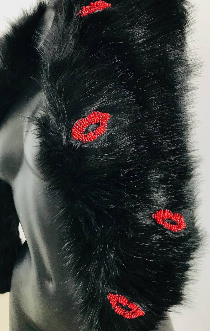 Rote Lippen - Salvador Dali Einfluss Unechter Kunstpelz Shrug Spielen in Stil Rote Lippen - Salvador Dali Einfluss Unechter Kunstpelz Shrug Spielen in Stil von LuvWarrior