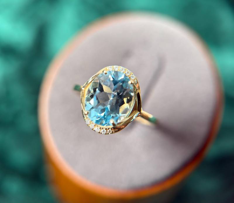 Femininer Statement-Ring Aus 14K Gold - 3, 17 Ct Natural Blue Topas With 10 Shining Diamonds Ein Einzelstück, So Klar Wie Der Blaue Himmel von Luverty