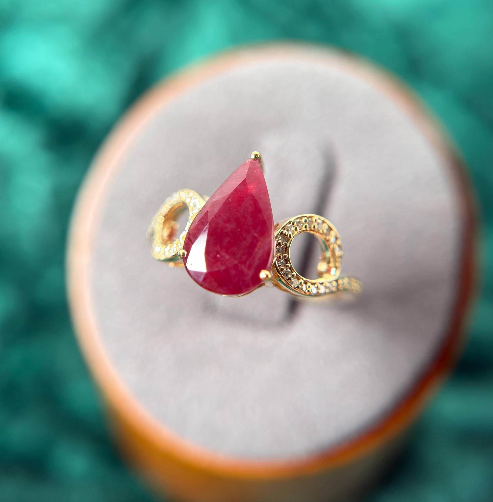 Statement-Ring Mit Selbstbewusstem Rubin & Funkelnden Diamanten - Sinnliches Unikat in 14K Gold Für Menschen Einem Strahlenden Herzen von Luverty