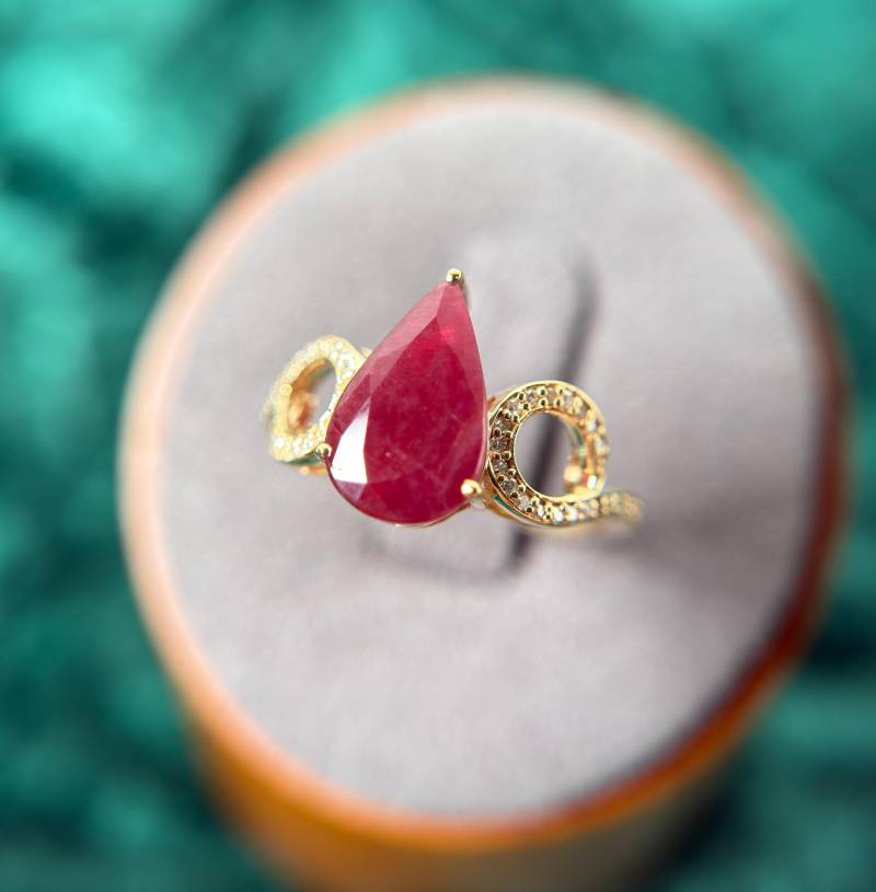 Statement-Ring Mit Selbstbewusstem Rubin & Funkelnden Diamanten - Sinnliches Unikat in 14K Gold Für Menschen Einem Strahlenden Herzen von Luverty