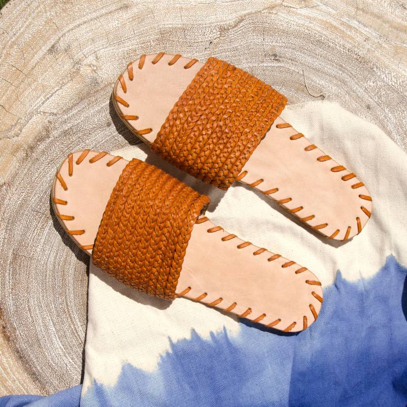 Munggu Slides, Leder Slide On, Geflochtene Sandale, Gegerbtes Leder, Lederrutschen, Ledersandale, Sandale Im Sommerstil Munggu Slides, Leder Slide On, Geflochtene Sandale, Gegerbtes Leder, Lederrutschen, Ledersandale, Sandale Im Sommerstil von LuvesWear