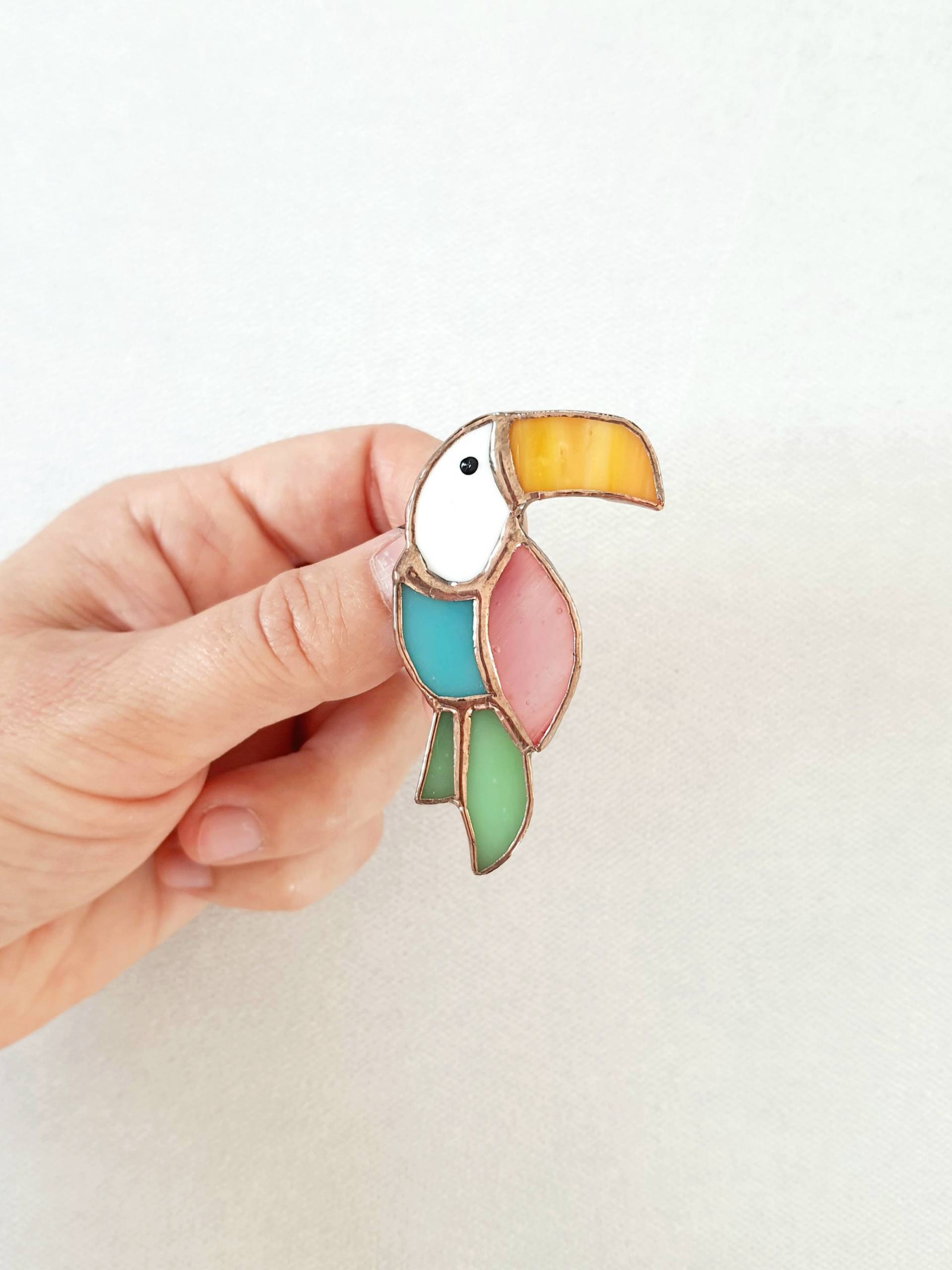 Bunt Glas Tukan Brosche Vogel Ornament, Moderne Kunst Bunt Glas Tukan Brosche Vogel Ornament, Moderne Kunst von LuvishopArt