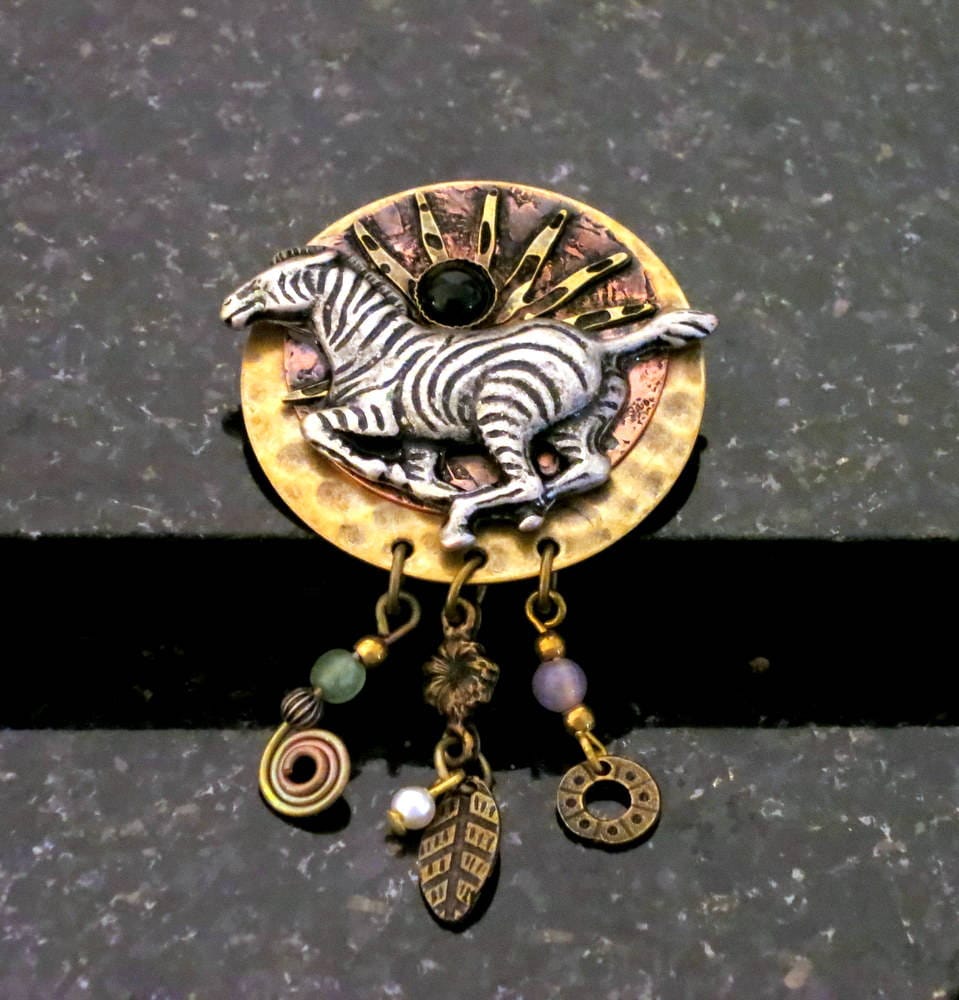 Antik Messing Und Kupfer Zebra Brosche Lünette Set Schwarze Onyx Charms Perlen Baumelt von LuxCache