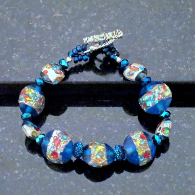 Handgemachte Armband Lampwork Glasperlen Montana Blau Antik Silber Toggel Verschluss Hellblaue Perlen von LuxCache