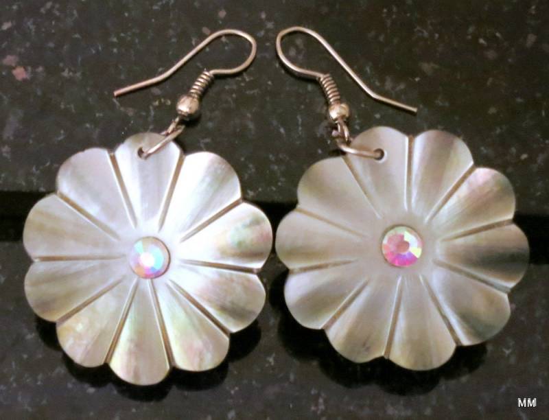 Handgeschnitzte Abalone Daisy Blumen Floral Ohrringe Swarovski Kristall Center Cabochon Aurora Borealis Baumeln Tropfen von LuxCache