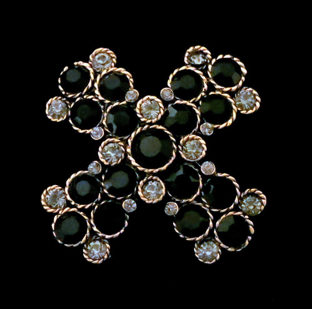 Vintage Kreuz Lg Brosche Pin Facettierte Tiefschwarze Cabochons Strasssteine Gold von LuxCache