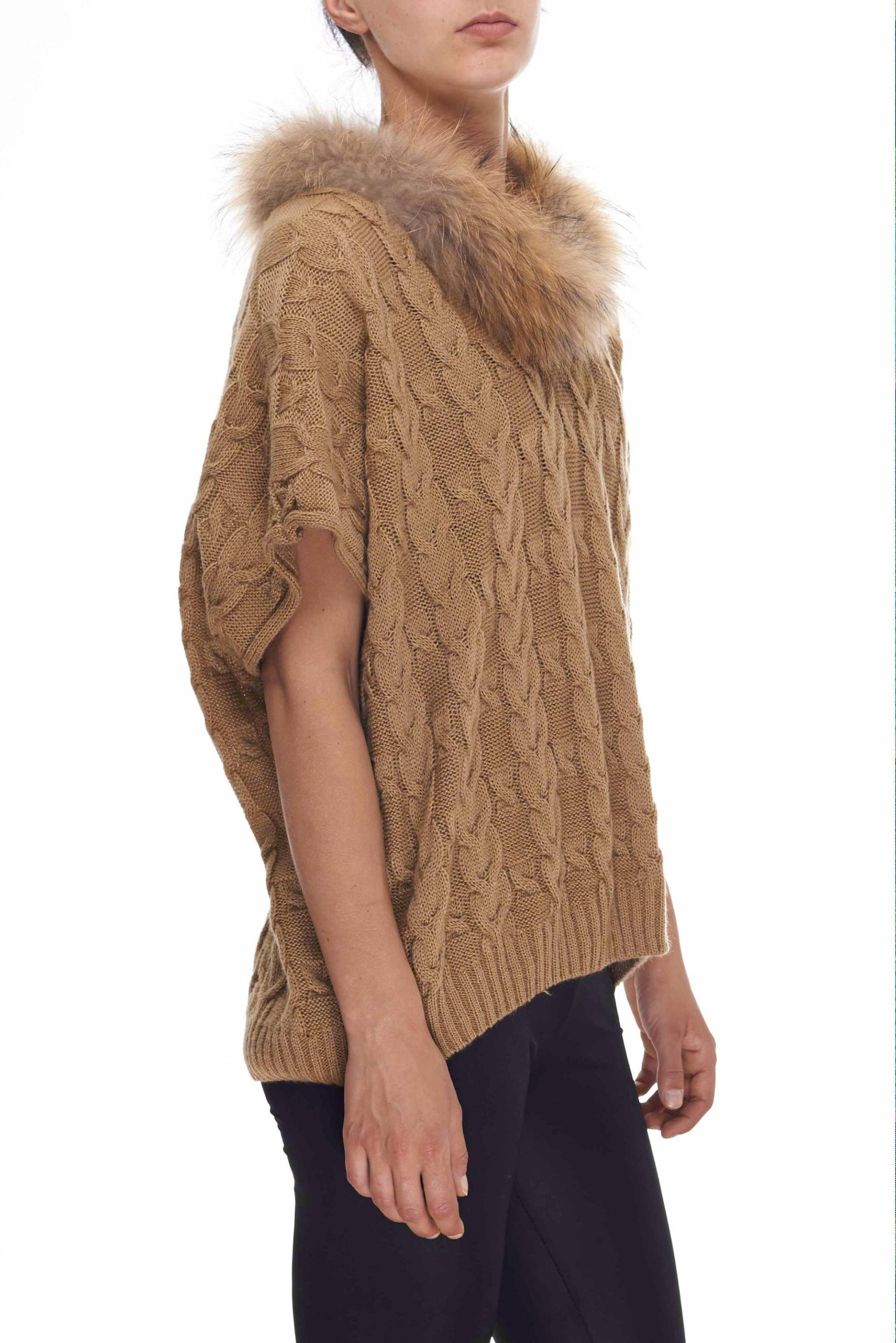 Gestrickte Beige Poncho Mit Fox-Fur-Trims Gestrickte Beige Poncho Mit Fox-Fur-Trims von LuxFashionStudio