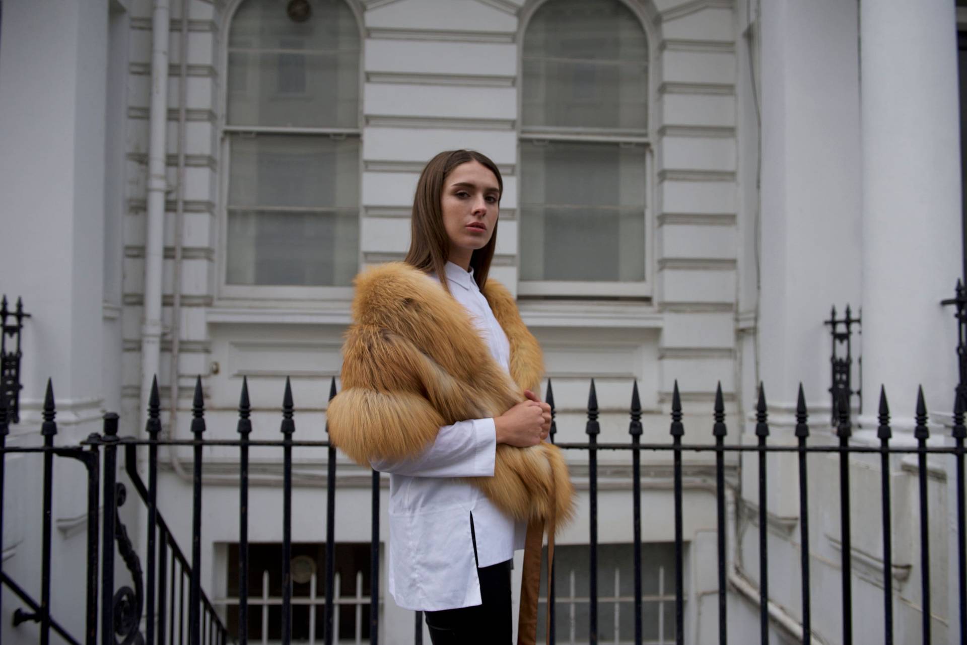 Langer Amber Fox Pelzkragen-Rolle Mit Gurt Langer Amber Fox Pelzkragen-Rolle Mit Gurt von LuxFashionStudio