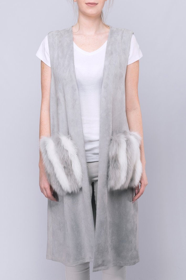 Suedette Grey Long Gilet Mit Pelzblickern Suedette Grey Long Gilet Mit Pelzblickern von LuxFashionStudio