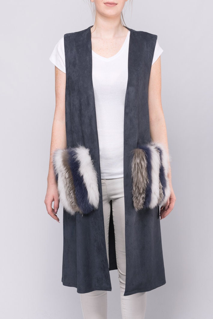 Suedette Navy Blue Long Gilet Mit Pelzblickern Suedette Navy Blue Long Gilet Mit Pelzblickern von LuxFashionStudio