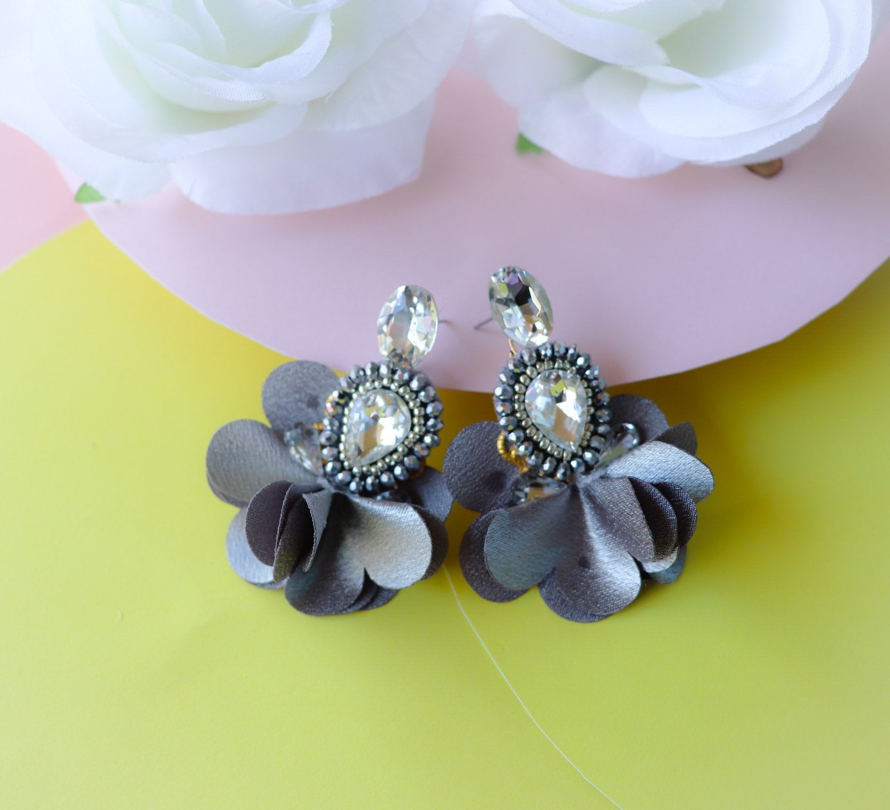 Kristallblumen-Quasten-Ohrringe Perlen Strass Braut Statement Kristallblumen-Quasten-Ohrringe Perlen Strass Braut Statement von LuxStoreDr
