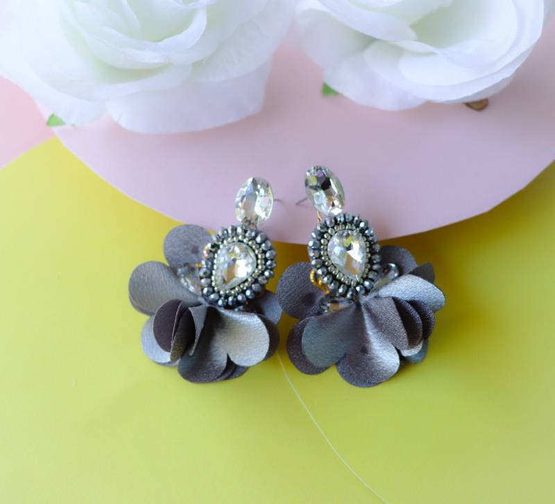 Kristallblumen-Quasten-Ohrringe Perlen Strass Braut Statement Kristallblumen-Quasten-Ohrringe Perlen Strass Braut Statement von LuxStoreDr