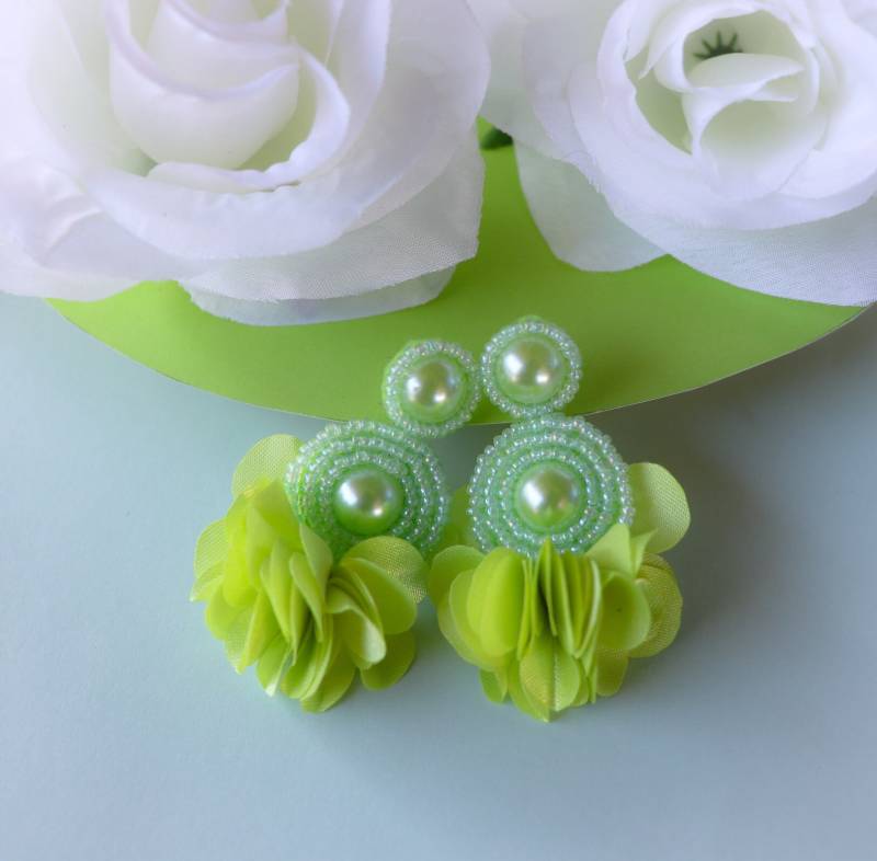 Florale Quasten Ohrringe Hellgrüne Perlen Bestickte Strass Statement Ohrringe Florale Quasten Ohrringe Hellgrüne Perlen Bestickte Strass Statement Ohrringe von LuxStoreDr