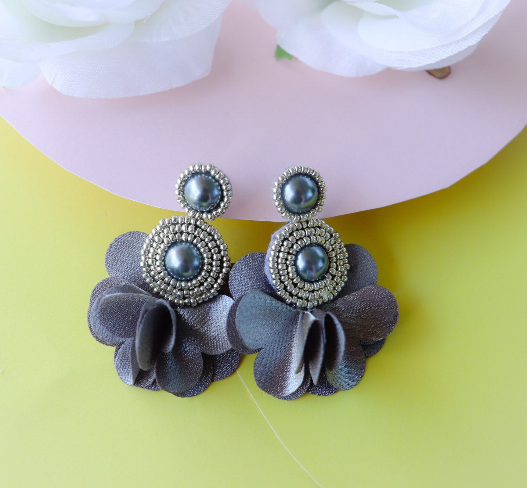 Silber Graue Florale Statement Ohrringe Strass Quaste Silber Graue Florale Statement Ohrringe Strass Quaste von LuxStoreDr
