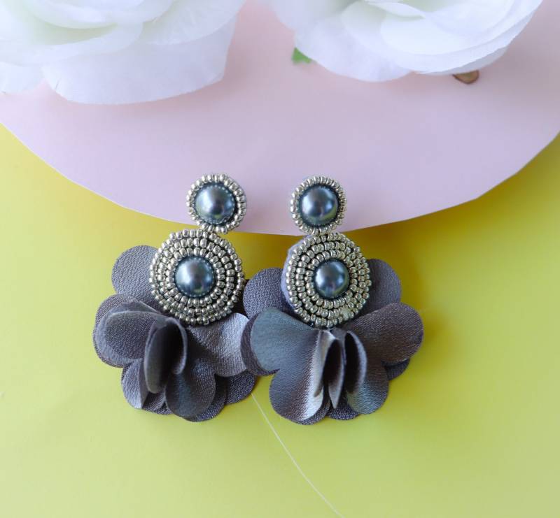 Silber Graue Florale Statement Ohrringe Strass Quaste Silber Graue Florale Statement Ohrringe Strass Quaste von LuxStoreDr