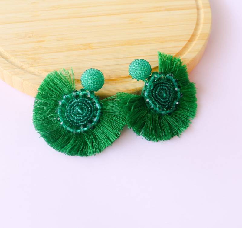 Smaragdgrüne Quastenohrringe Perlenfransen, Boho Statement Schmuck Smaragdgrüne Quastenohrringe Perlenfransen, Boho Statement Schmuck von LuxStoreDr
