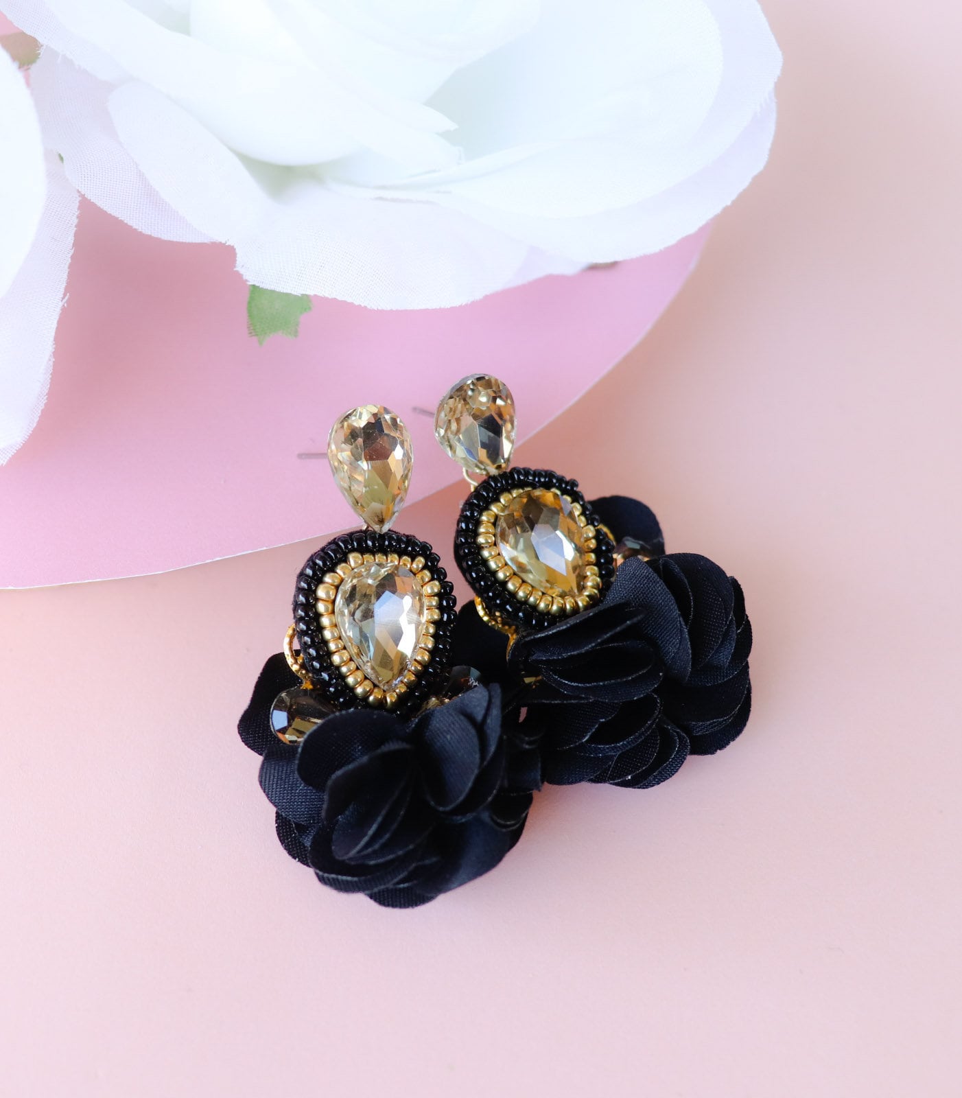 Schwarze Kristallblumen-Quasten-Ohrringe Perlen Strass Braut Statement Schwarze Kristallblumen-Quasten-Ohrringe Perlen Strass Braut Statement von LuxStoreDr