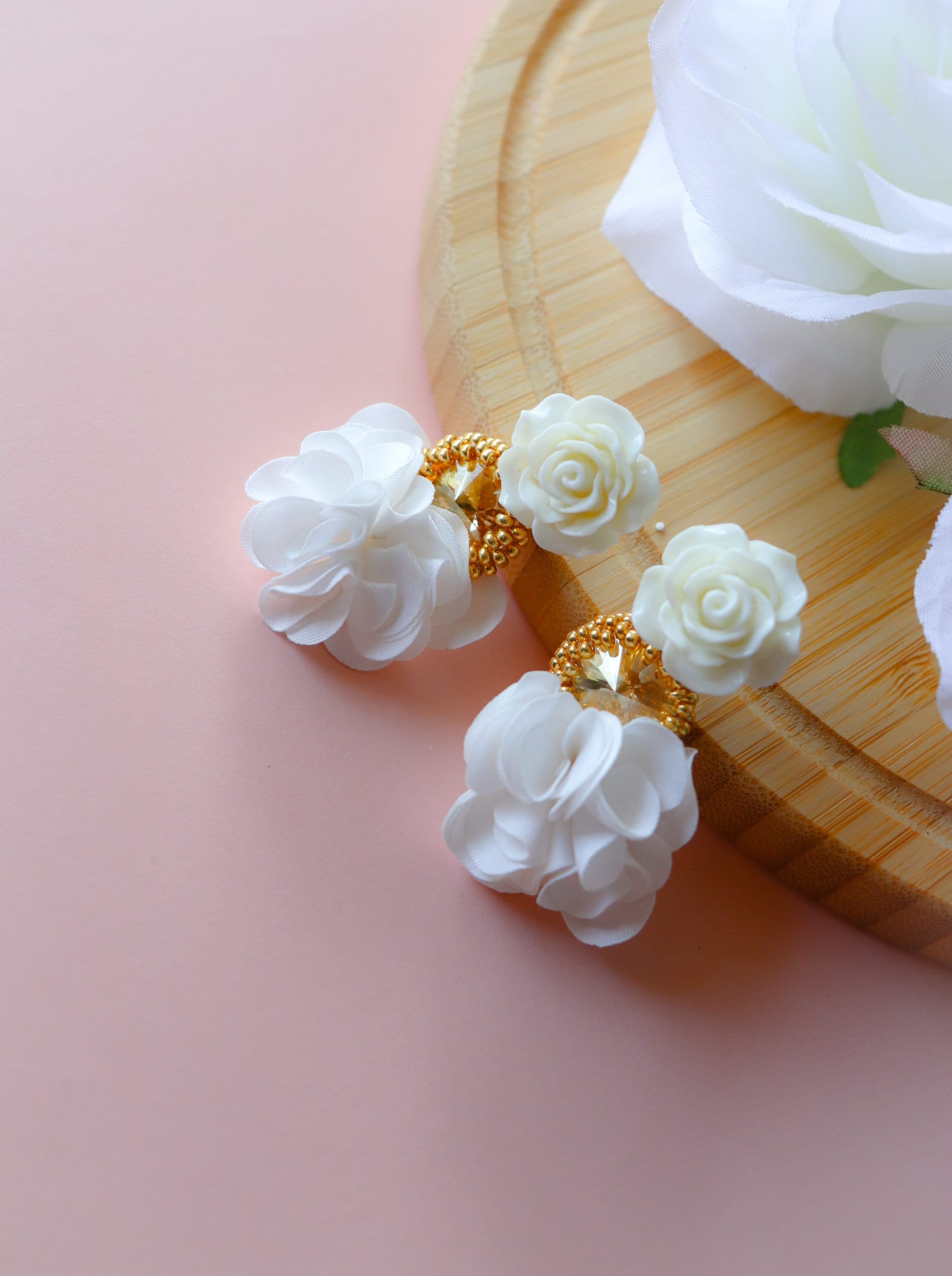 Weiß Blümchen Quaste Ohrringe Gold Perlen Boho Brautschmuck Weiß Blümchen Quaste Ohrringe Gold Perlen Boho Brautschmuck von LuxStoreDr