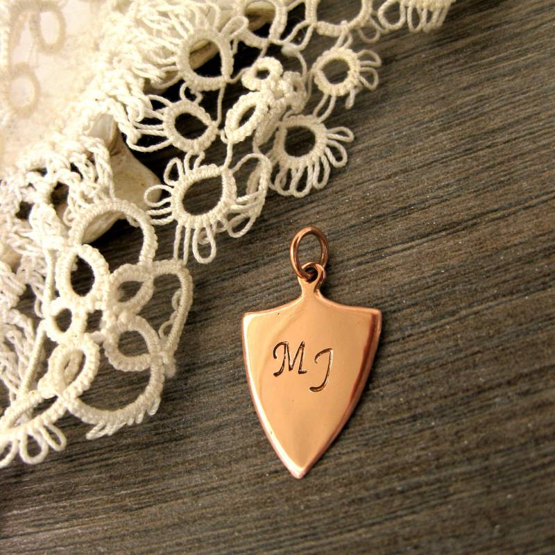 Personalisierte Schild Anhänger in Solid Gold Charm von LuxeDesignJewellery