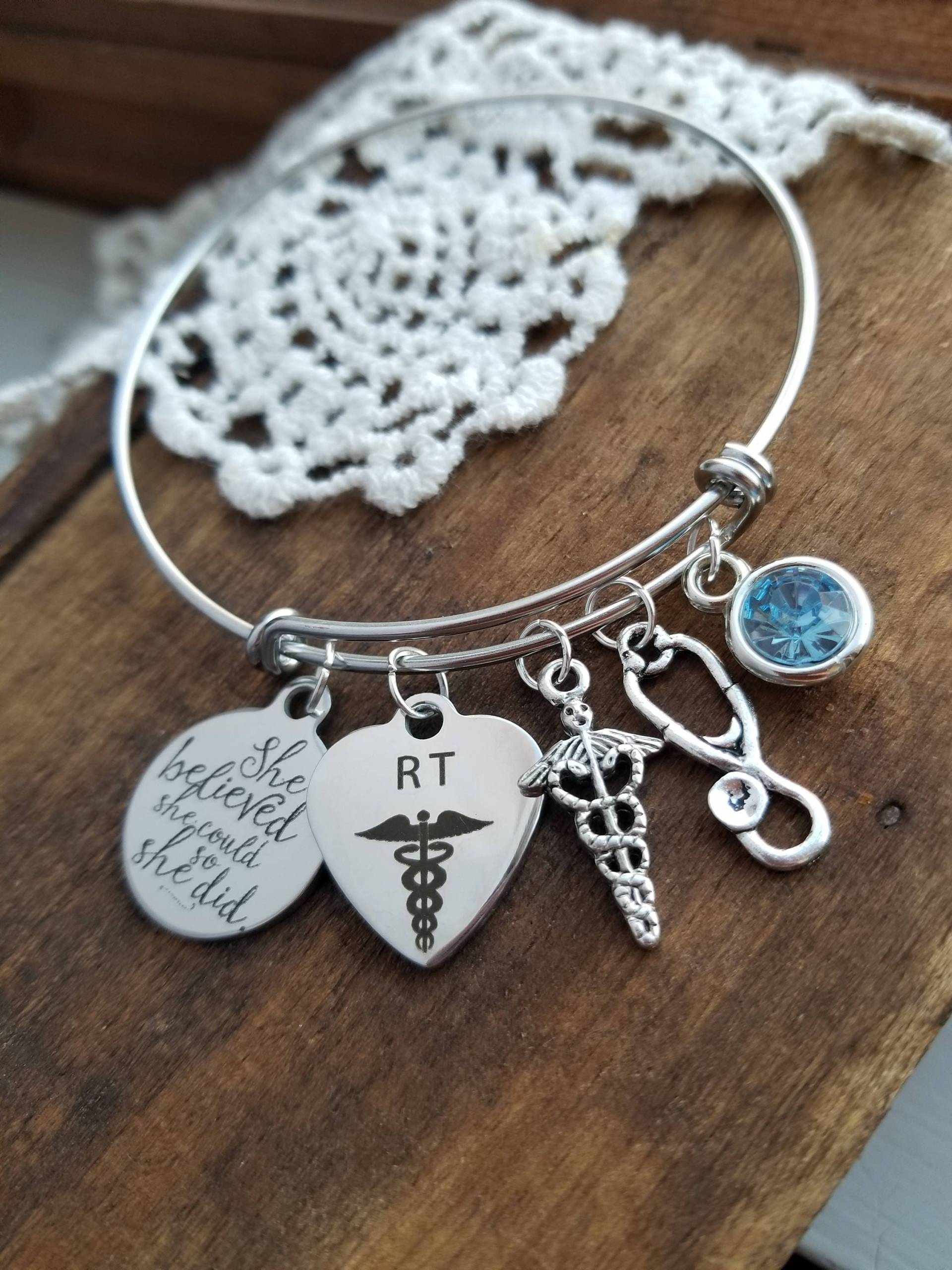 Abschlussgeschenk Für Atemtherapeut-Bettelarmband, Atemtherapeut-Abschlussgeschenk, Rt-Abschlussgeschenk, Geschenk Die Atemwege Abschlussgeschenk Für Atemtherapeut-Bettelarmband, Atemtherapeut-Abschlussgeschenk, Rt-Abschlussgeschenk, Geschenk Die Atemwege von LuxedesignsbySarah