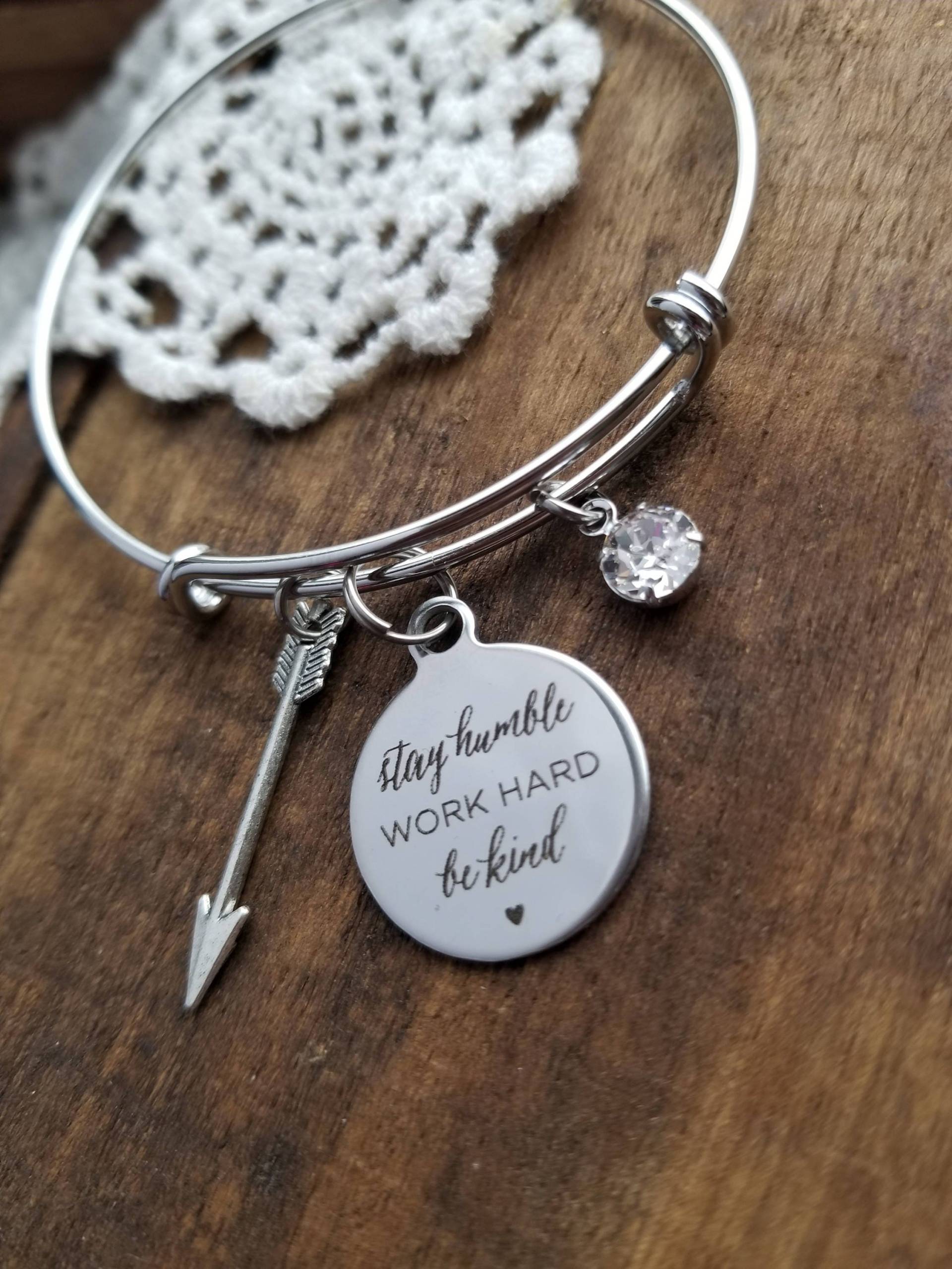 Bleib Demütig, Arbeite Hart, Sei Freundlich, Motivierender Schmuck, Inspirierendes Zitat Motivierendes Armband Geschenk Für Wahm, Unternehmer Bleib Demütig, Arbeite Hart, Sei Freundlich, Motivierender Schmuck, Inspirierendes Zitat Motivierendes Armband Geschenk Für Wahm, Unternehmer von LuxedesignsbySarah