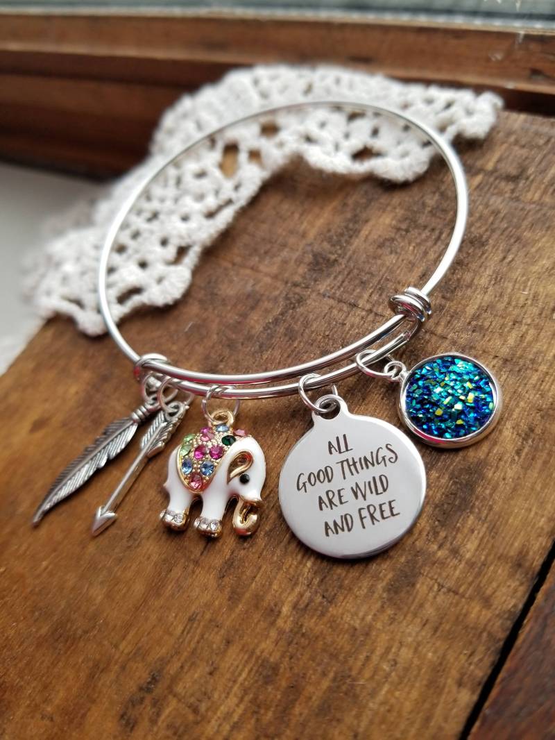 Boho Armreif, All Good Things Are Wild & Free Armband, Pfeil Schmuck, Zitat Bettelarmband, Geschenk Für Reisende von LuxedesignsbySarah
