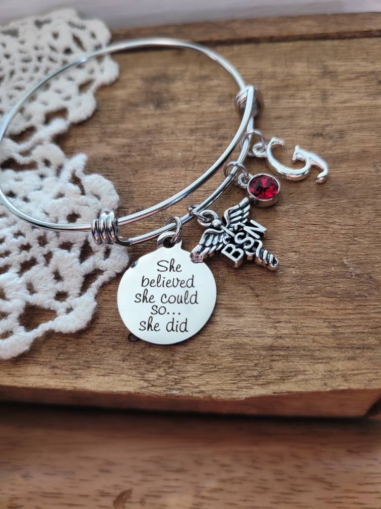 Bsn Abschlussgeschenk Für Krankenschwester, Geschenk Bsn, Personalisiertes Armband, Bsn-Bettelarmband, Sie Glaubte, Könnte So Tat, Armreif von LuxedesignsbySarah